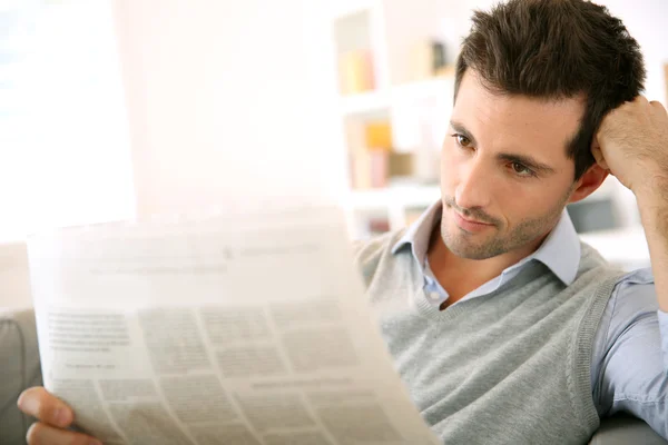 Man läser tidningen — Stockfoto