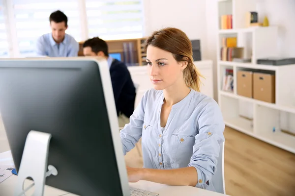 Woman working on desktop — Stock Photo, Image