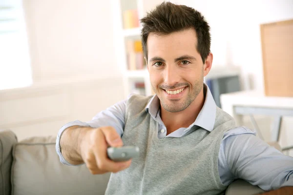 Hombre joven viendo la televisión —  Fotos de Stock