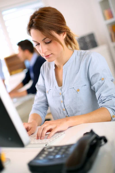 Femme travaillant sur le bureau — Photo