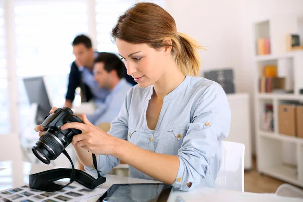 Photo reporter working in office — Stock Photo, Image