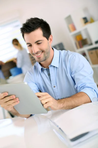 Man aan het werk op digitale Tablet PC — Stockfoto