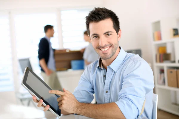 Hombre trabajando en tableta digital — Foto de Stock