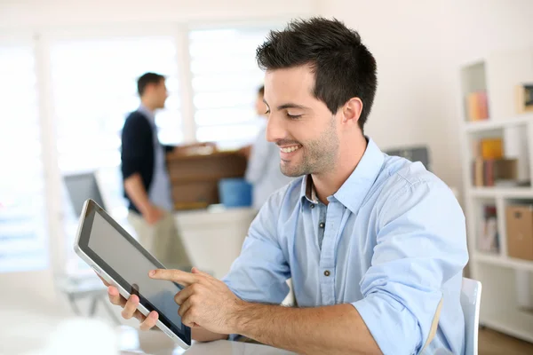 Homem trabalhando em tablet digital — Fotografia de Stock