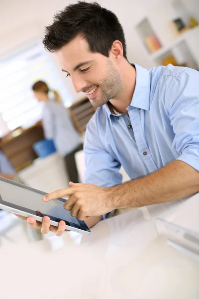 Man working on digital tablet — Stock Photo, Image