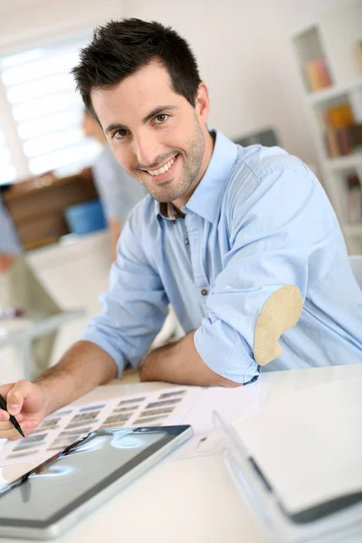 Homem trabalhando em tablet digital — Fotografia de Stock