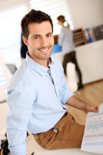 Man in office — Stockfoto