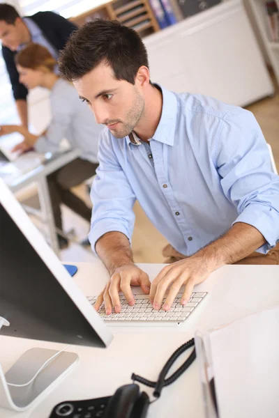 Homme travaillant sur ordinateur de bureau — Photo