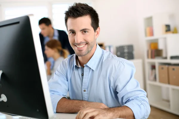 Homme travaillant sur ordinateur de bureau — Photo