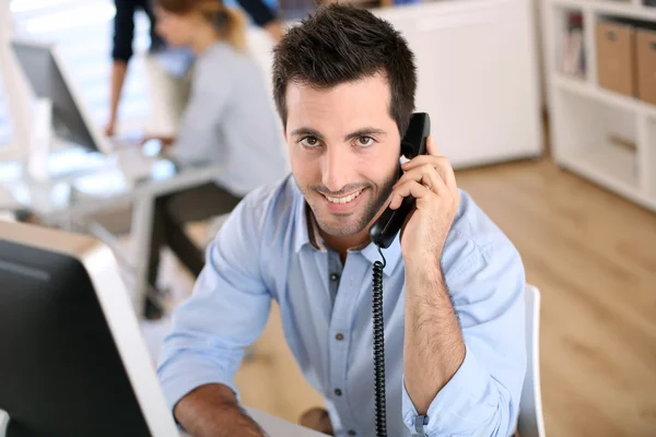 Kontorsarbetare som pratar i telefon — Stockfoto