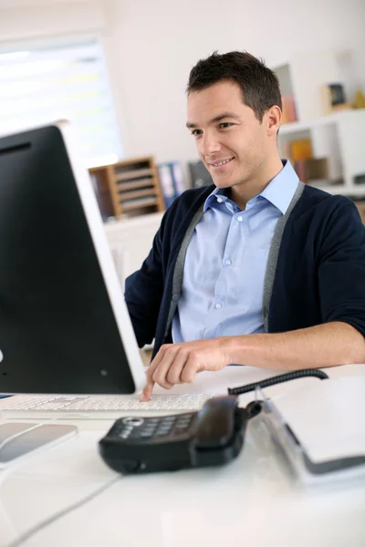 Homem trabalhando no computador desktop — Fotografia de Stock