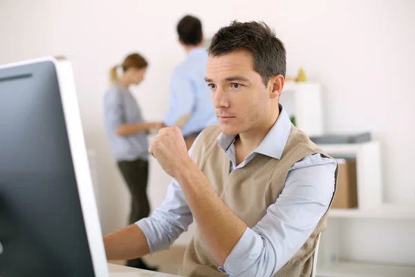 Man aan het werk op desktop computer — Stockfoto