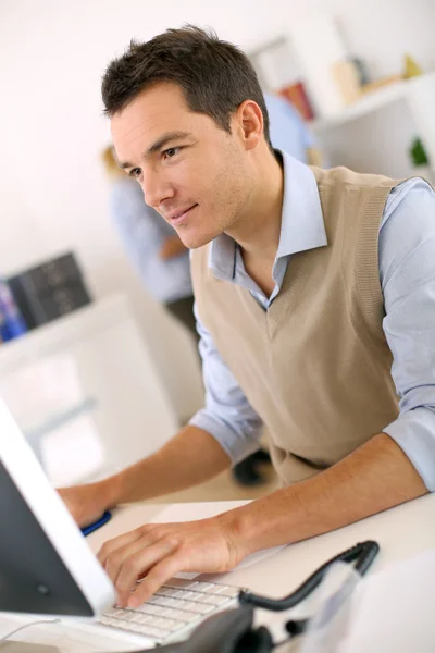 Homme travaillant sur ordinateur de bureau — Photo