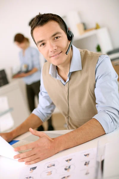 Konsult på telefonen med headsetet — Stockfoto