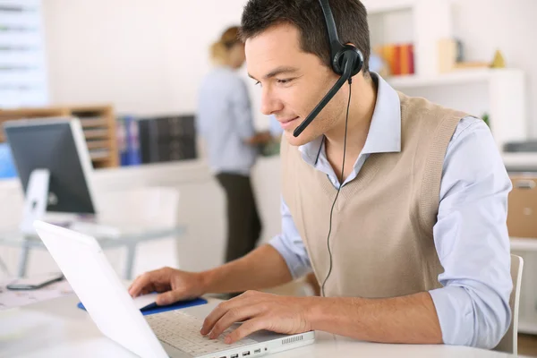 Konsult på telefonen med headsetet — Stockfoto