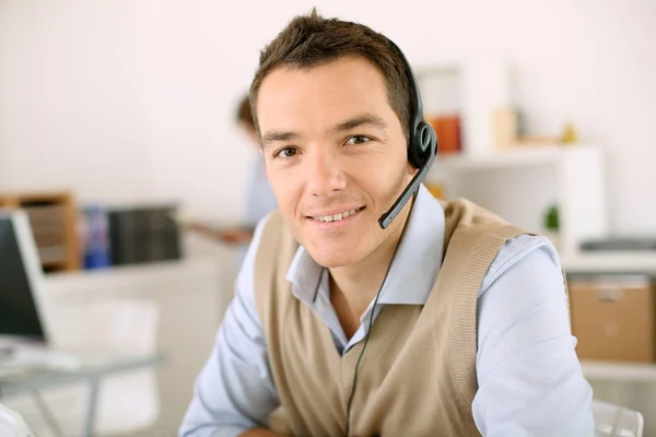Berater am Telefon mit Headset — Stockfoto