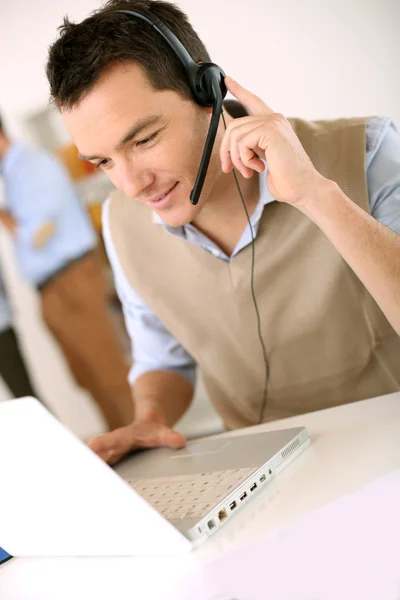 Representante de atendimento ao cliente no telefone — Fotografia de Stock