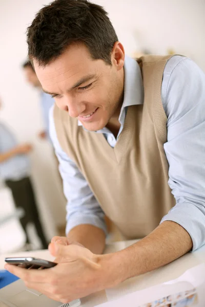 Hombre enviando mensaje — Foto de Stock