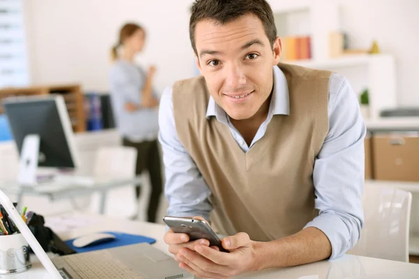 Hombre enviando mensaje — Foto de Stock