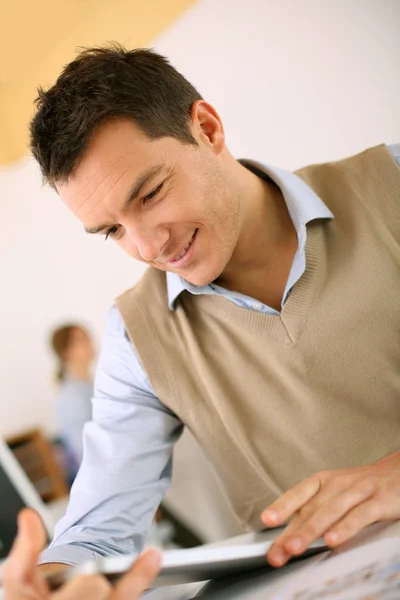 Killen som arbetar med tabletten i office — Stockfoto