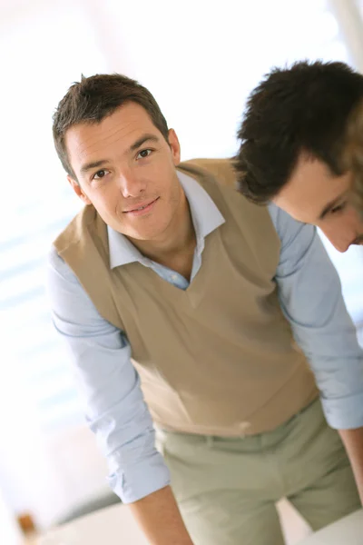 Homme travaillant au bureau — Photo