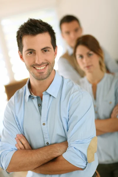 Hombre de pie frente al equipo de negocios —  Fotos de Stock