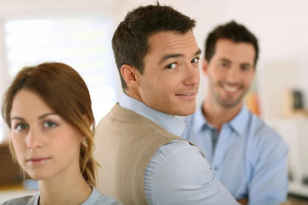 Hombre de pie frente al equipo de negocios —  Fotos de Stock