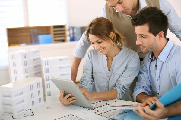 Arquitetos trabalhando no escritório — Fotografia de Stock