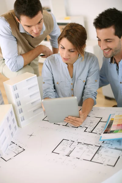 Arquitectos trabajando en oficina — Foto de Stock