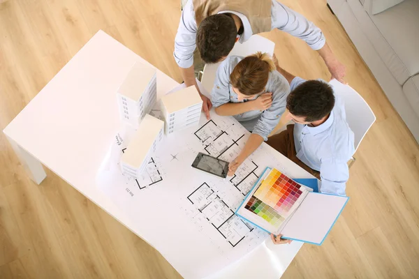 Arquitectos trabajando en oficina — Foto de Stock