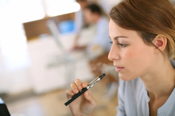 Donna che fuma con sigaretta elettronica — Foto Stock