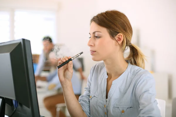 Mujer fumando con cigarrillo electrónico — Foto de Stock