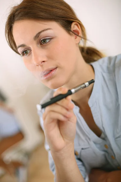 Mujer fumando con cigarrillo electrónico — Foto de Stock