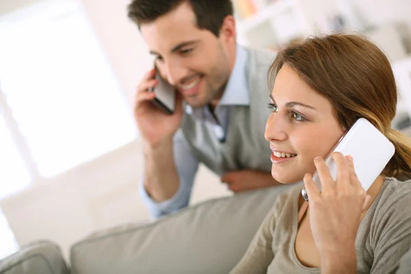 Couple using smartphone at home — Stock Photo, Image