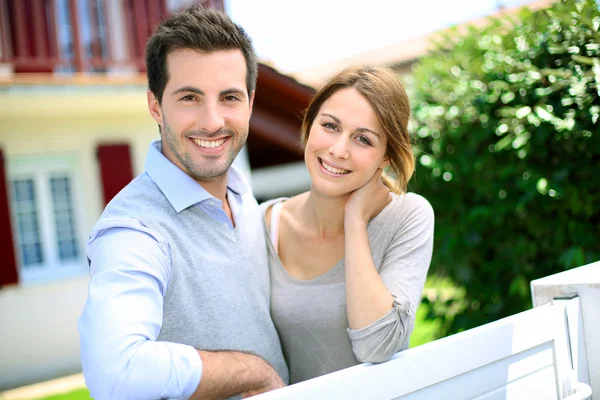 Pareja de pie en frente de la nueva casa — Foto de Stock