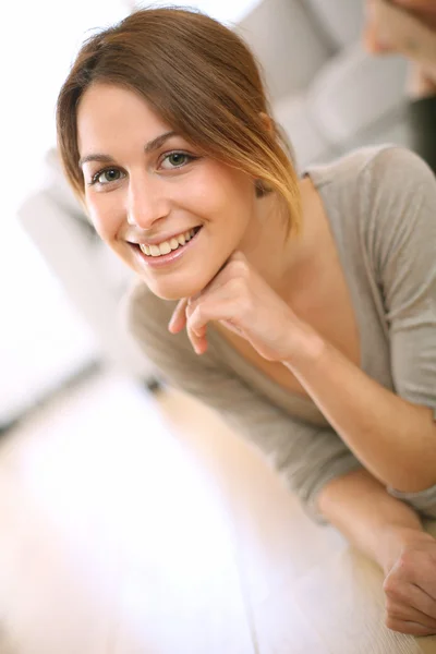 Girl relaxing on the floor — Stock Photo, Image