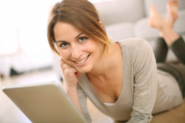 Girl websurfing on internet with tablet — Stock Photo, Image