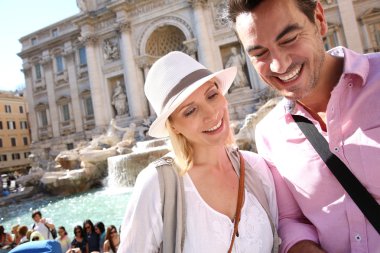 trevi Çeşmesi tarafından ayakta turist