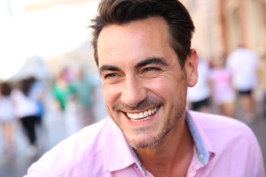 yakışıklı adam giymiş pembe gömlek