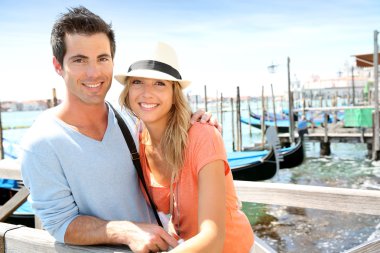 Venedik'te köprünün üzerinde duran turist