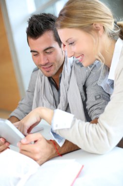 sınıf dijital tablet ile birlikte çalışma