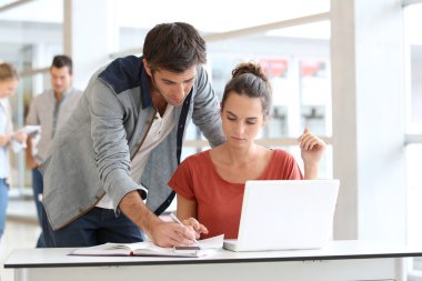 dizüstü bilgisayarda çalışan Office iş takım