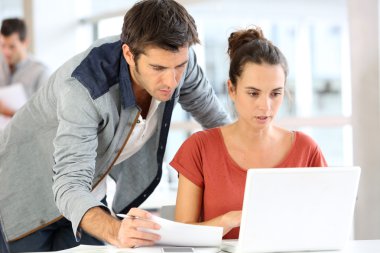 dizüstü bilgisayarda çalışan Office iş takım