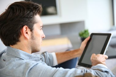 adam evde dijital tablet kullanma