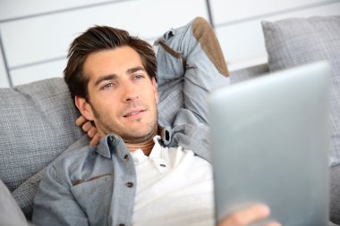adam evde dijital tablet kullanma