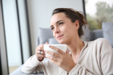 kadın evde bardak çay rahatlatıcı