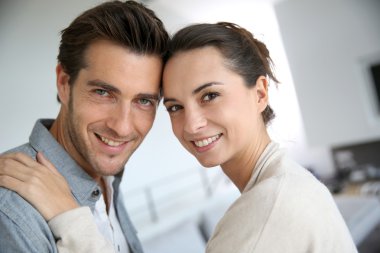 Birbirlerini kucaklayan çiftler.