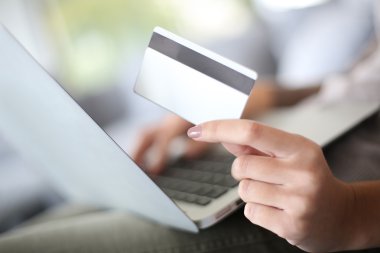 online satın almak için kredi kartı tutan el