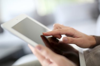 el dijital tablet üzerinde kayan