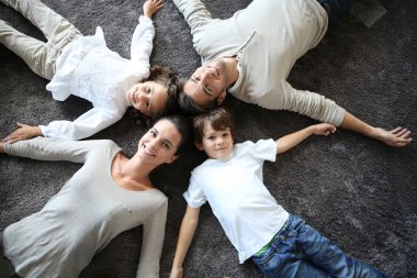 Dört kişilik mutlu bir aile